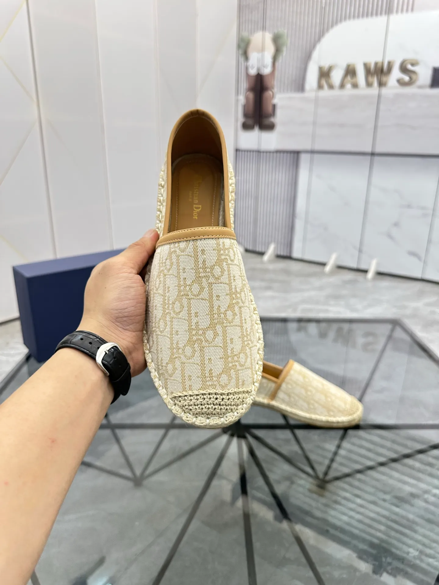Men's shoes for sale 💰: 💰P400¥ Product trademark: Dior* "Dior*" low-top fisherman's shoes Regular size: 38-44 (can be customized to 37.45) Product materials: imported cowhide leather upper spliced ​​with original fabric, sheepskin lining, original outsole. Number: 1023